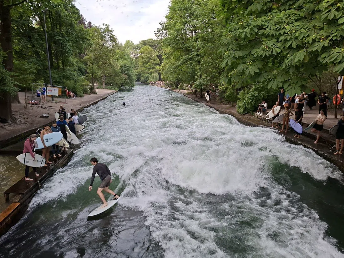 Eisbachwelle (Eisbach standing wave), Munich